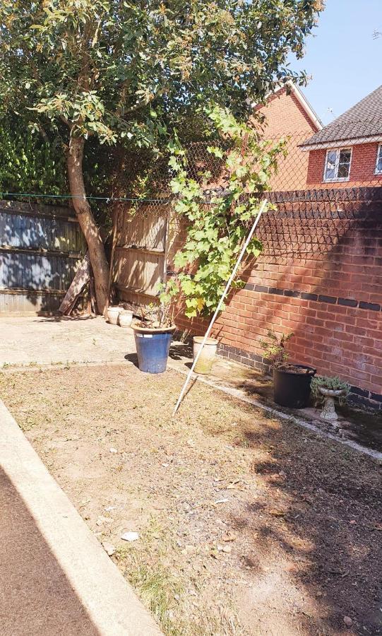 1 Bedroom Apartment Close To Slough Train Station Exterior photo