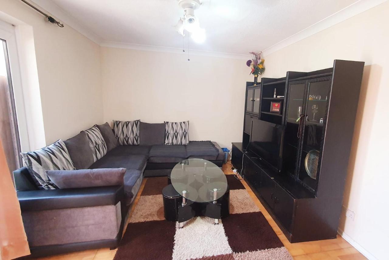1 Bedroom Apartment Close To Slough Train Station Exterior photo