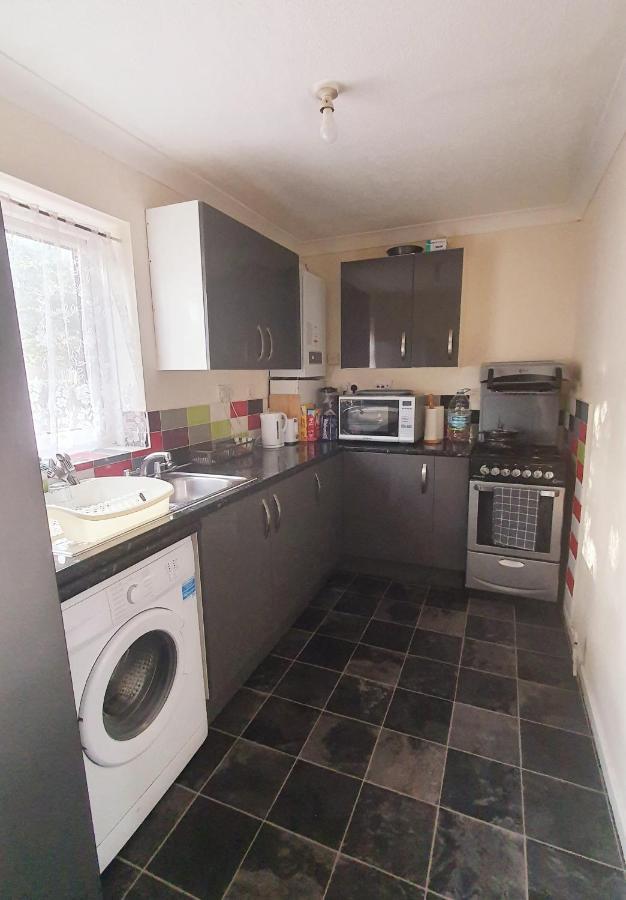 1 Bedroom Apartment Close To Slough Train Station Exterior photo
