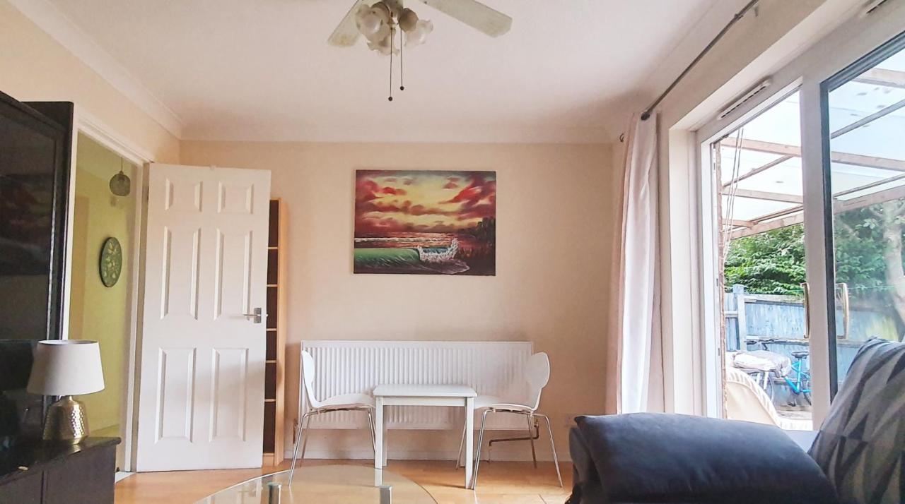 1 Bedroom Apartment Close To Slough Train Station Exterior photo